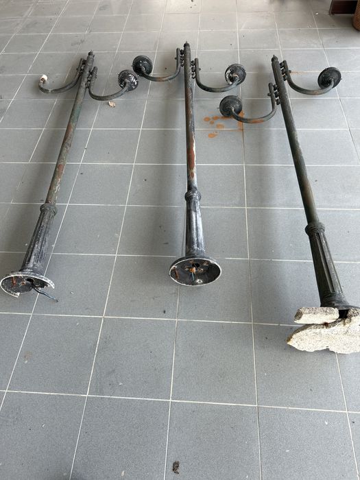 Candeeiros verticais em ferro para restauro