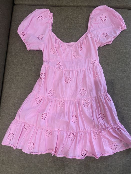 Батистова сукня красивого рожевого кольору