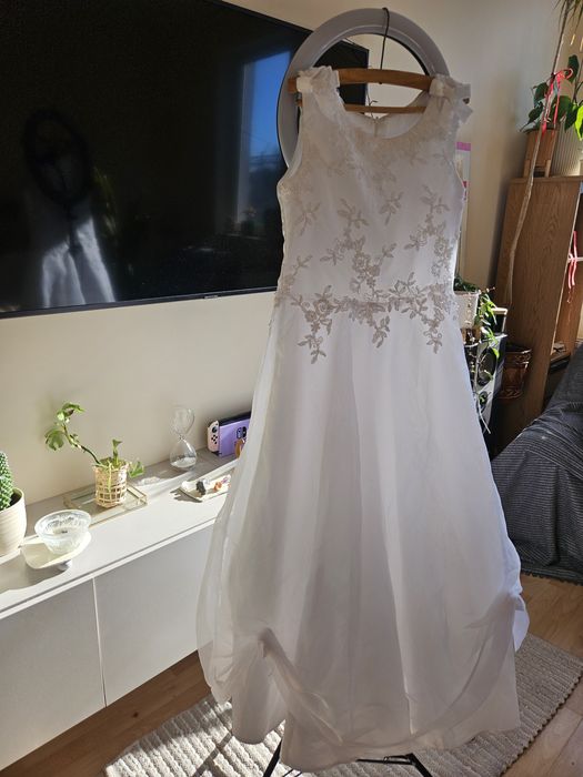 Biała suknia komunijna