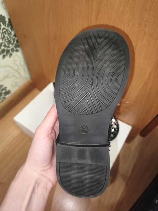 Продам святкові туфлі для дівчинки