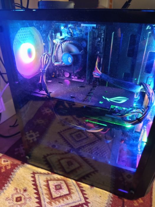 Komputer + słuchawki myszka klawiatura i podkładka