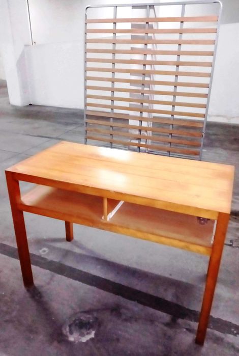 Mesa e estrado de cama