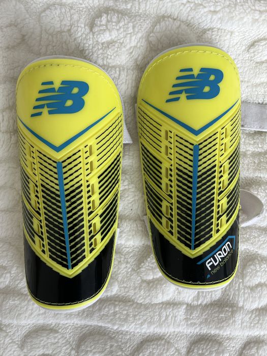 Щитки футбольні New balance