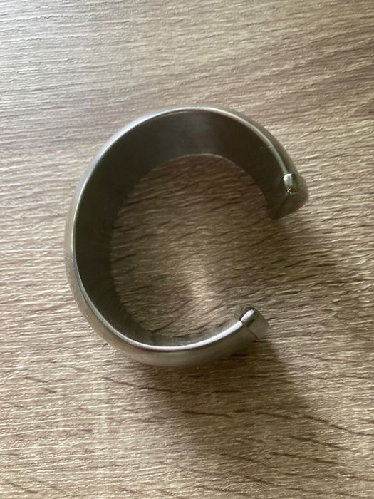 Piękna nowoczesna bransoleta