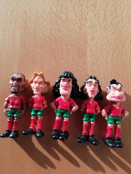 Figuras de antigos jogadores de futebol.