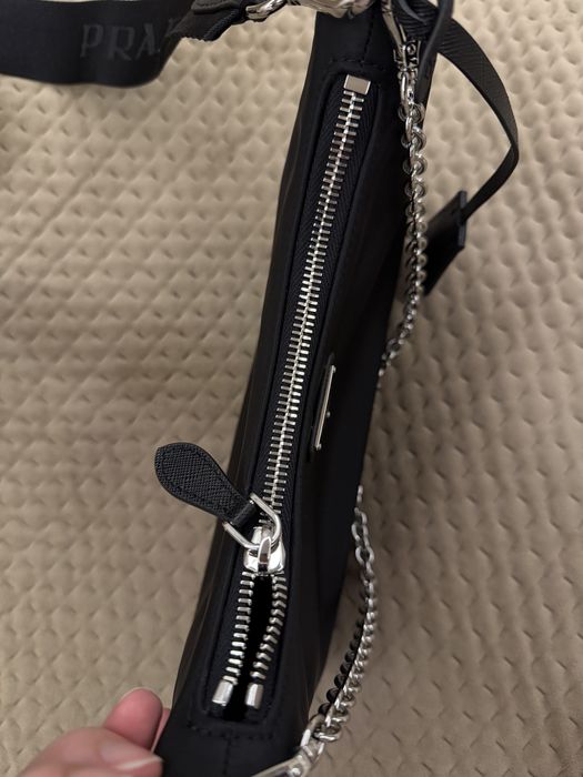 Оригінальна сумка Prada Re-Edition 2005