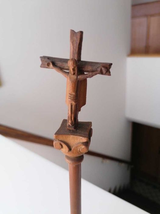 Pelourinho em madeira com duas imagens religiosas