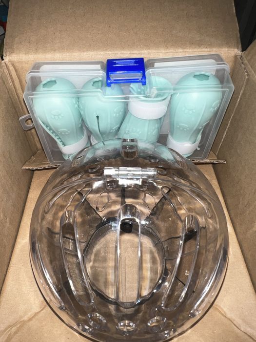 Шлем для кошки и пинетки для лапок