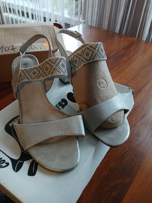 Sandałki damskie z gumą