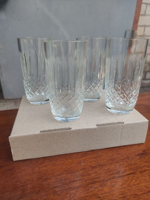 Стаканы хрустальные.