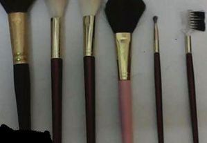 Set of 6 Makeup Brushes with Display Stand – Good Condition64550507332355120