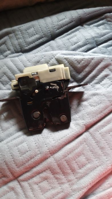 Vendo fechadura da mala carrinha megane 2 ara Renault 11