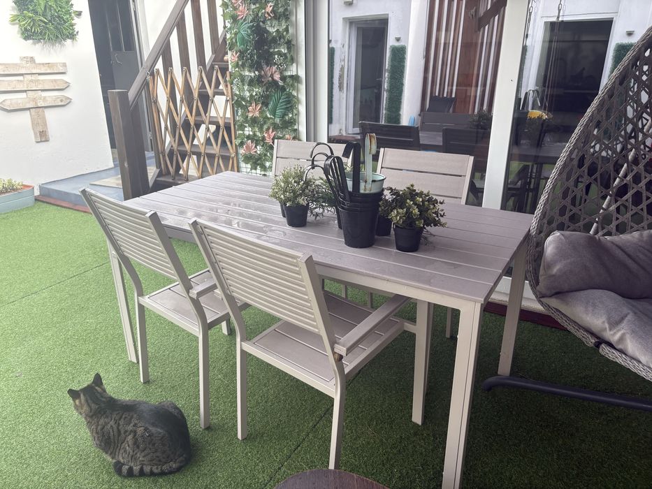 Mesa de jardim e cadeiras