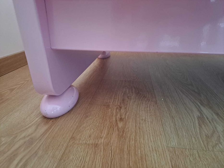 Cama infantil rosa com estrado, colchão e protetor