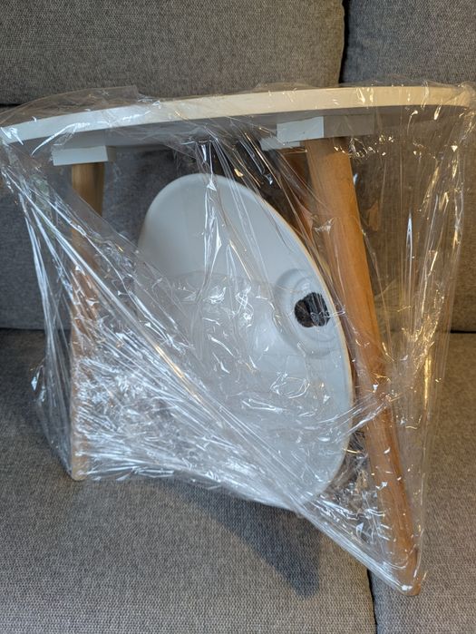 Mesa de apoio com 48cm de diâmetro e candeeiro de teto