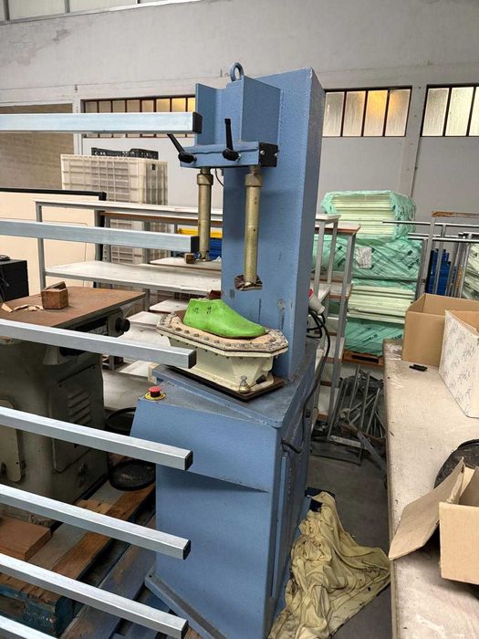 prensa de calçado em perfeito estado de funcionamento