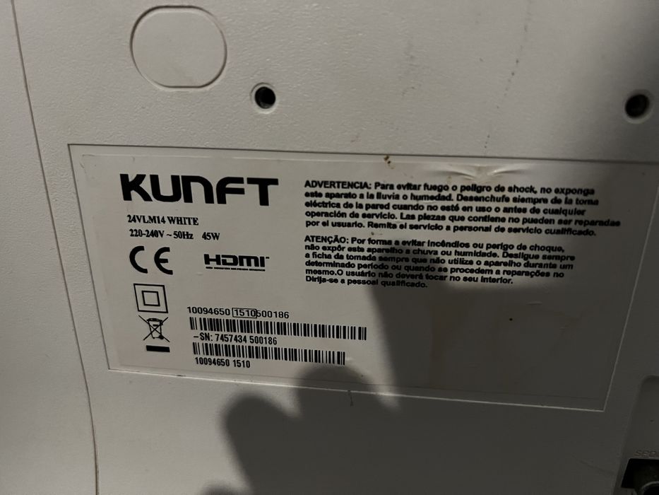 Tv Kunft 24” ecrã com defeito e desliga-se