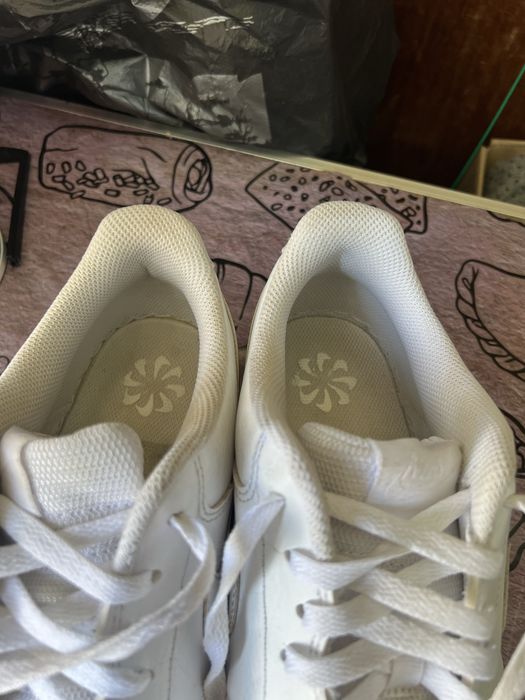 продам кроссовки Nike белые 46 размер
