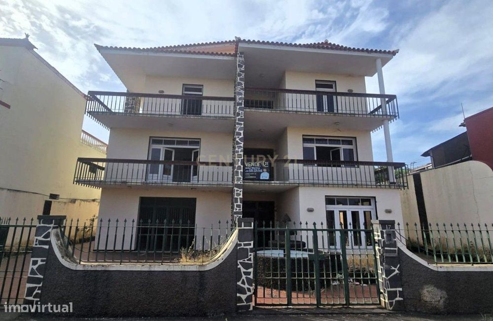 Moradia T4 com Terreno e Amplos Espaços - Santo António, Funchal