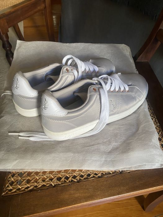 Ténis Fred Perry prateados