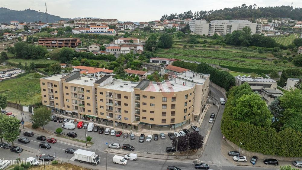 Apartamento T2 | 2.º Andar c/ Elevador | Lugar de Garagem | Centro de — Caldas de Vizela (São Miguel e São João), Braga