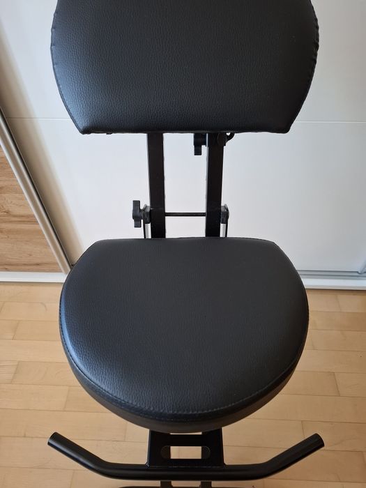 Krzesło dla gitarzysty, stołek dla muzyka.