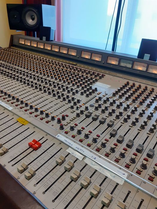 Tascam M-600, mesa de mistura analógica 'vintage' 32 canais/16 grupos