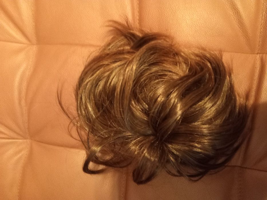 Sego dopinka roztrzepany kok brąz