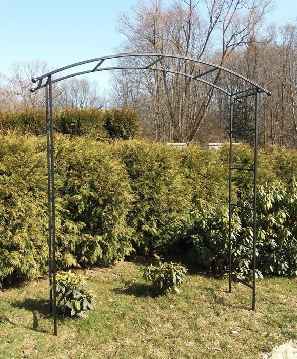 Pergola ogrodowa, metalowa na pnącza, róże, kwiaty