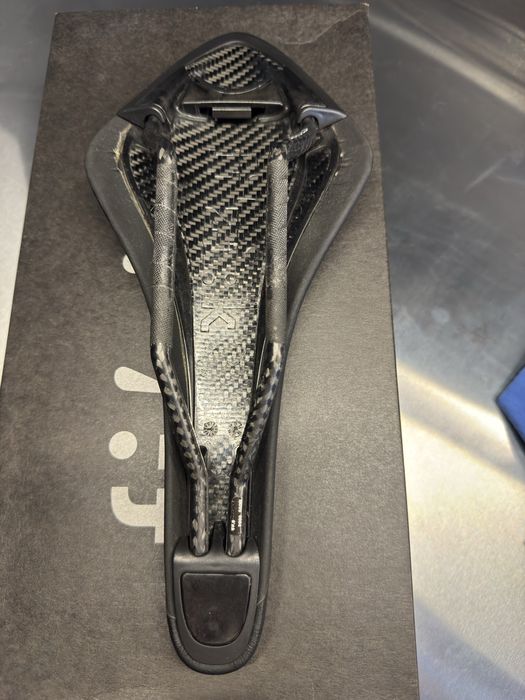 Selim Fizik Arione R1 em carbono