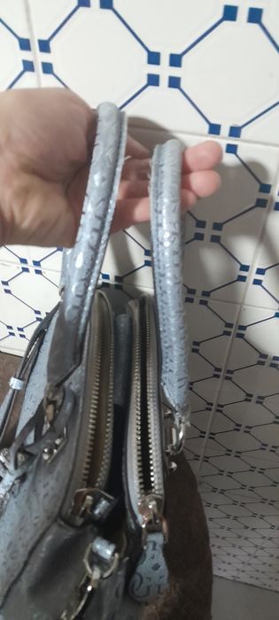 Mala oval cinzenta guess
