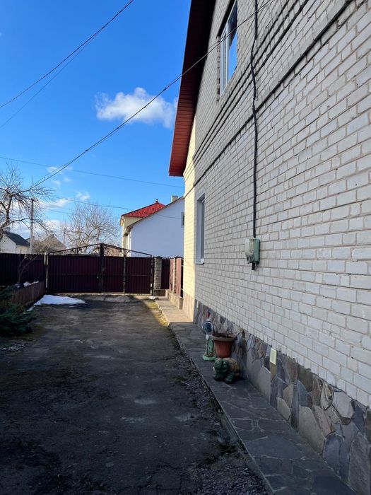 Будинок цегляний Якісний З ремонтом та з садом та Хоз Приміщенням
