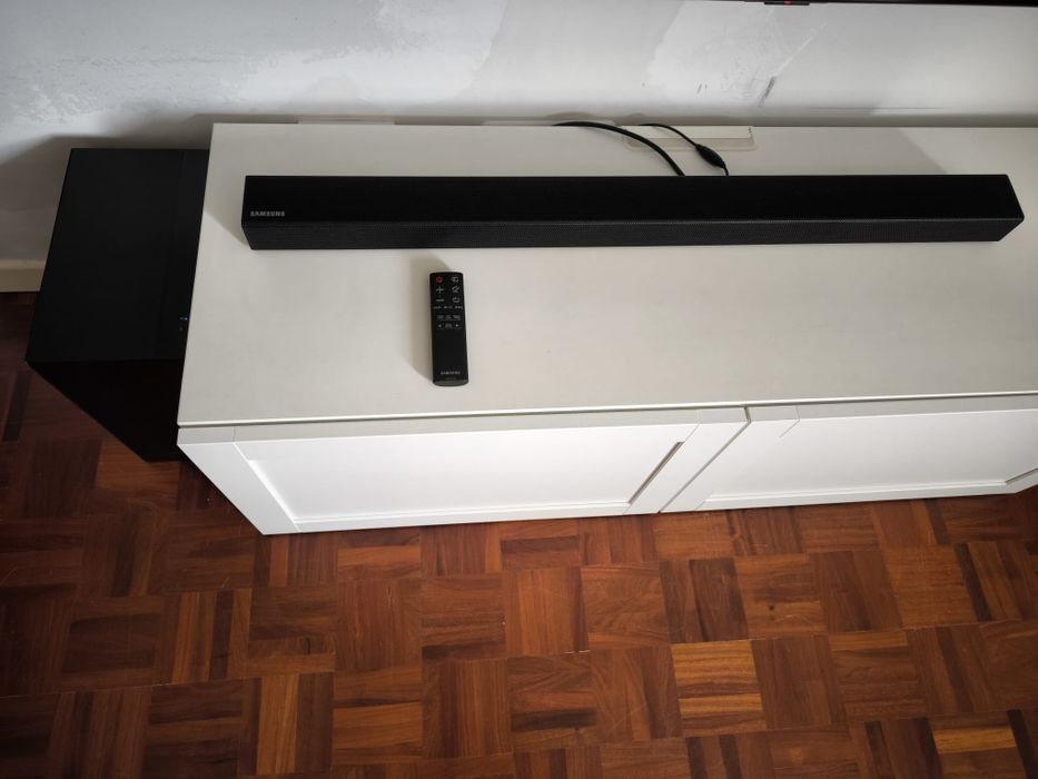 Soundbar Samsung HW‑K450 com subwoofer e comando original