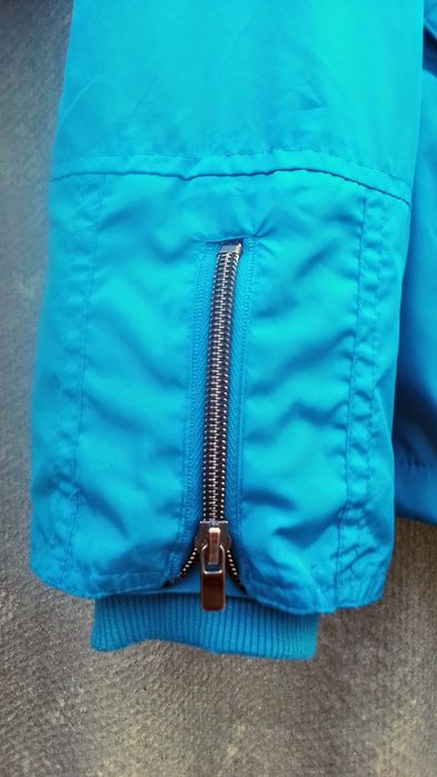 Продам жіночу куртку .