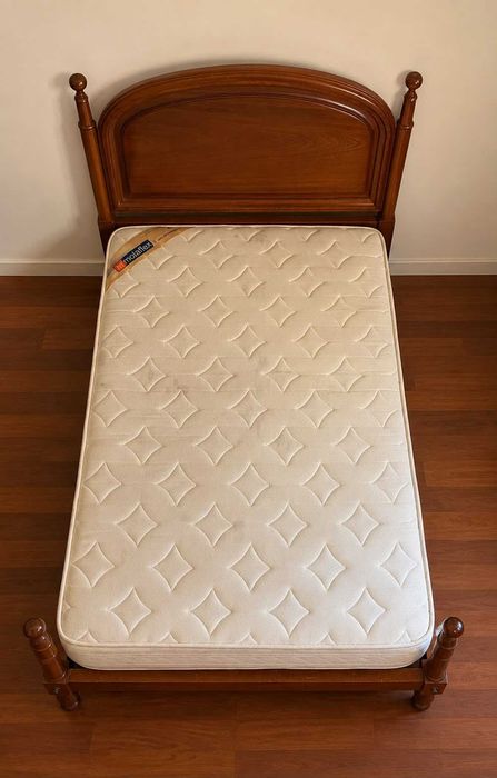 Cama de casal como o colchão e estrato  + duas mesinhas de cabeceiras com tampo de pedra