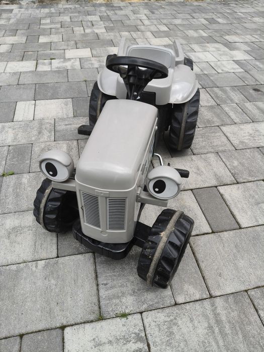 Traktor na pedały dla dzieci