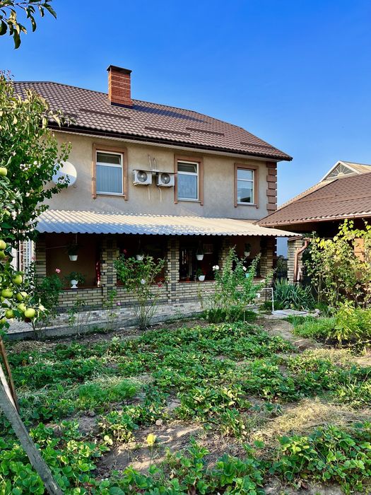 Капітальний будинок РОМАНКОВЕ, гараж, сад, тераса – всі зручності!