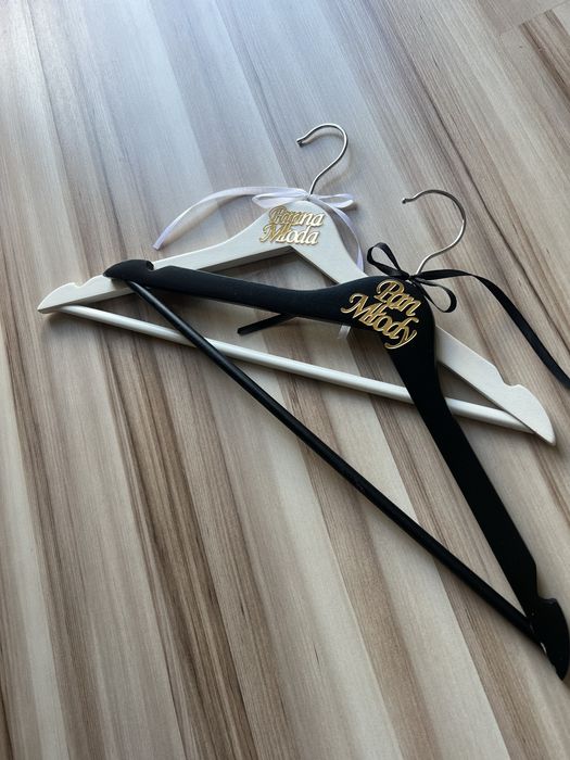 Wieszaki ślubne złota plexi panna młoda, pan młody komplet