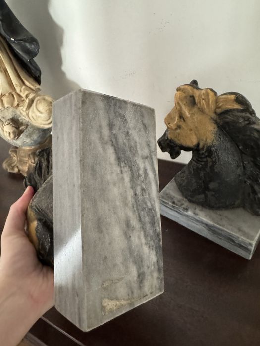 2 suportes de livro com detalhe de  Cavalo