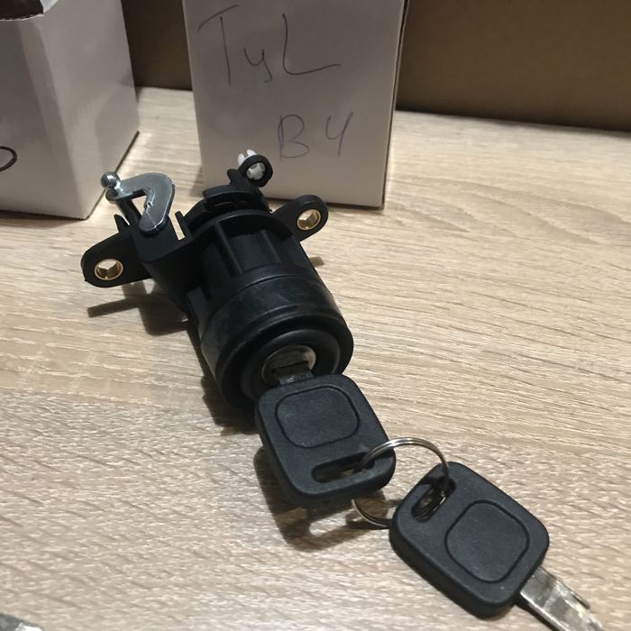 Пассат б4 Б3 кнопка багажніка Passat B3