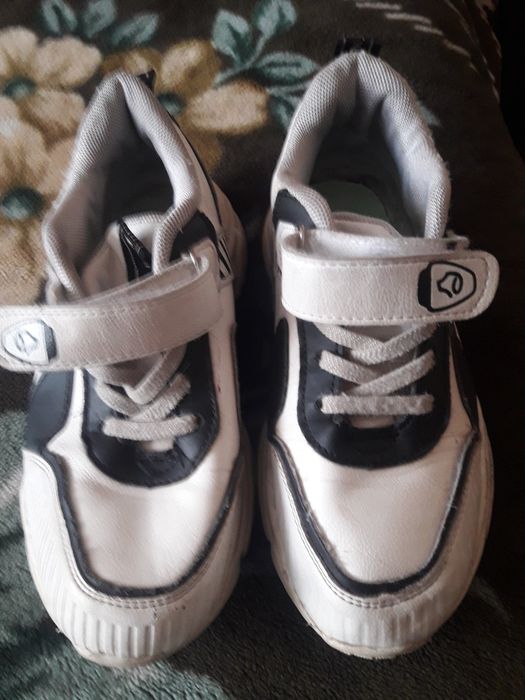 Детские кроссовки  размер 35 по стельке 21.5 бу