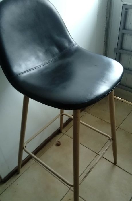 Cadeira de pés altos em pele