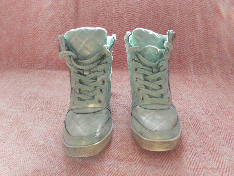 połyskujące, jasno niebieskie sneakersy rozm.36