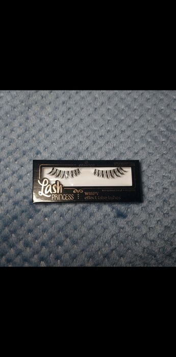 Sztuczne rzęsy essence