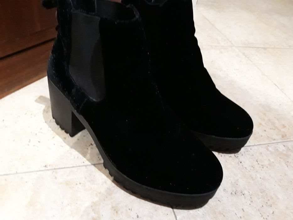 Botas pretas de veludo