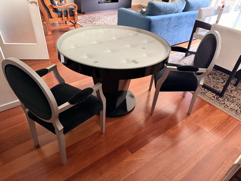 Mesa Jogo Redonda c/ 1100 diâmetro lacada preto alto brilho c/ 2 cadei