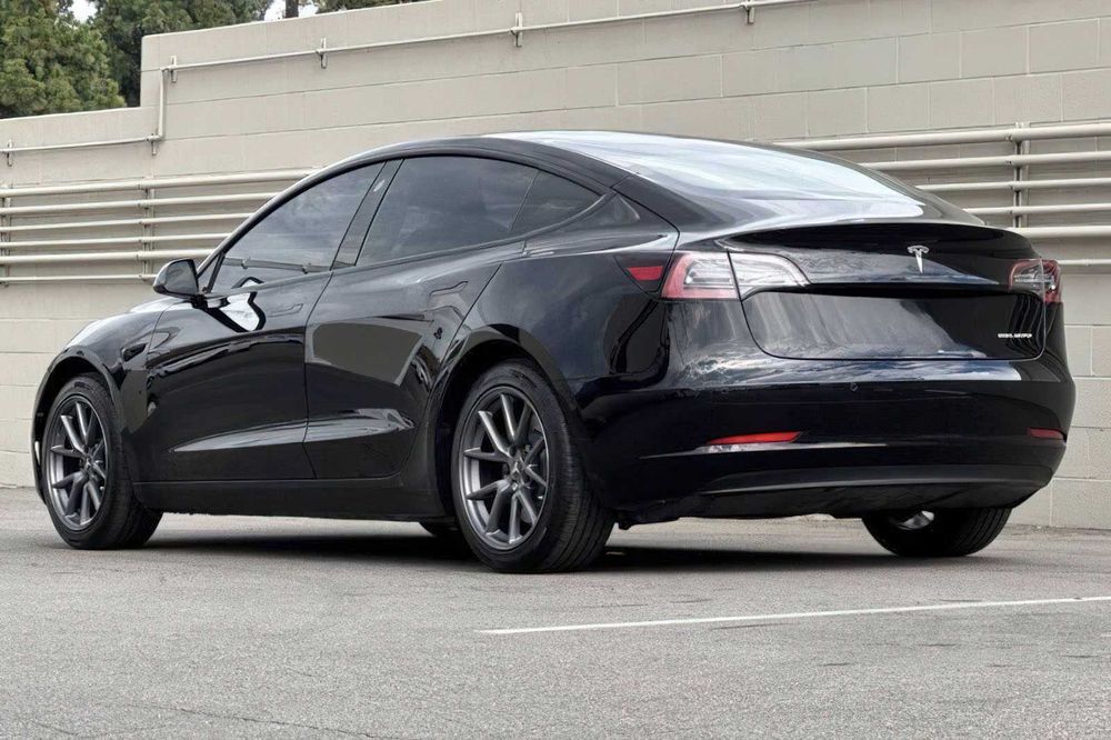 Tesla Model 3 Long Range      2022