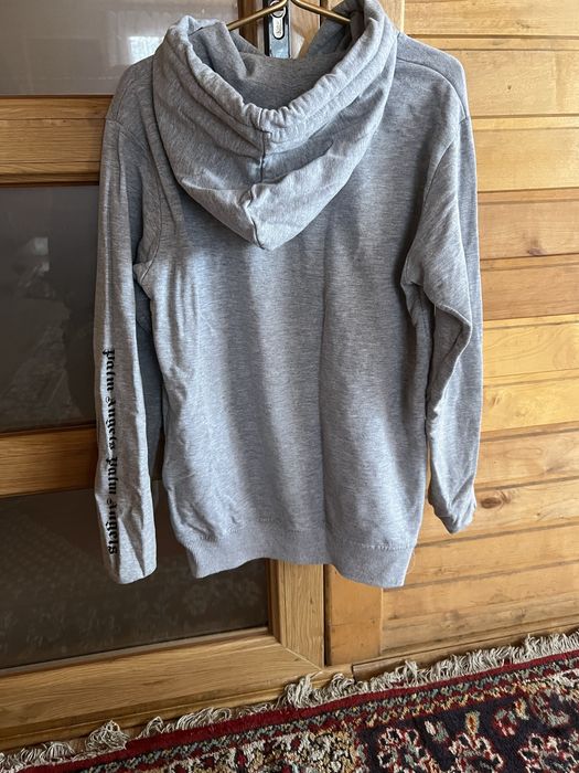 Куртки та костюми є багато різного одягу