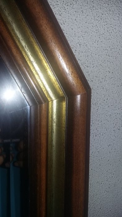 Espelho com moldura de madeira