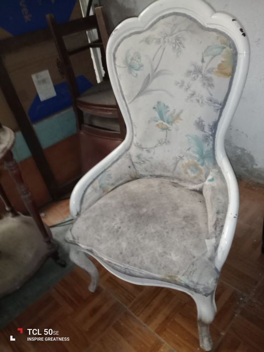 Várias cadeiras antigas algumas a precisar de restauro.10€ cada uma.